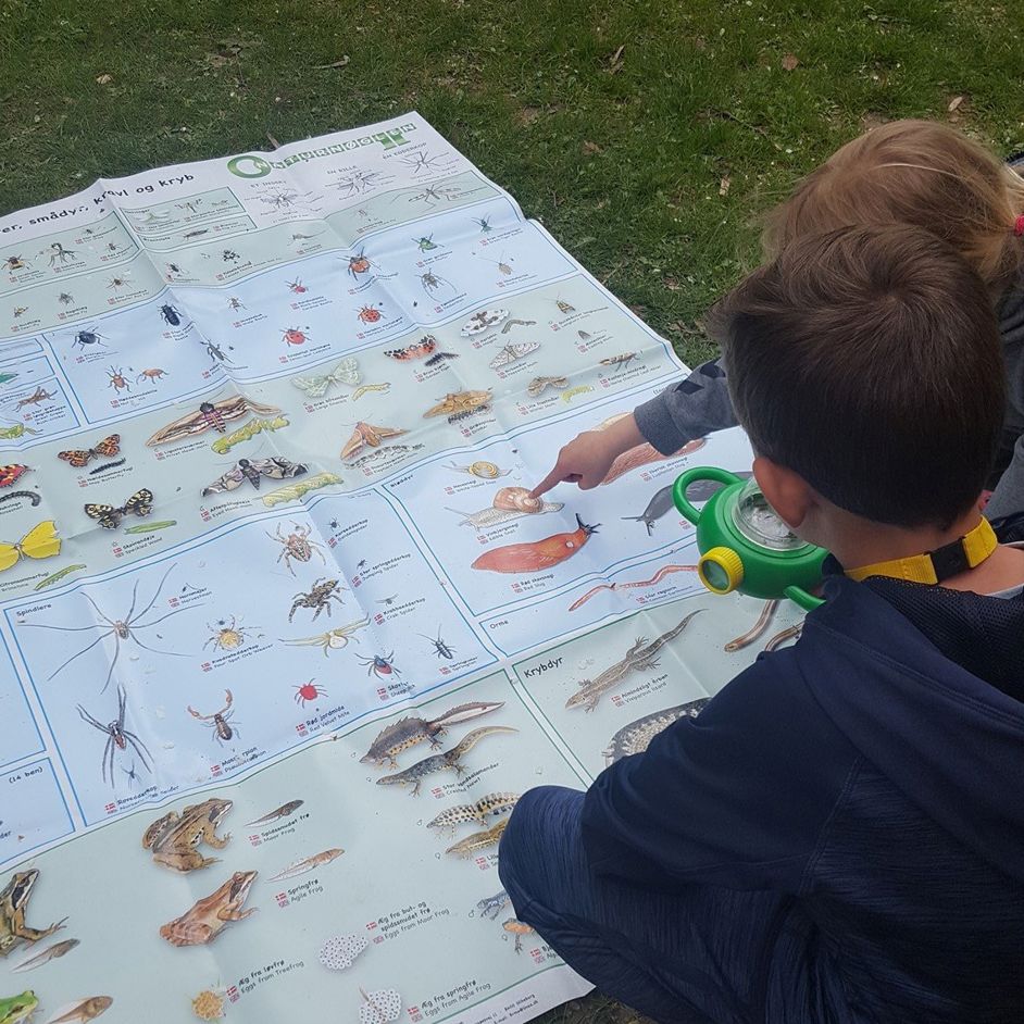 Børn, der bruger bestemmelsesdug