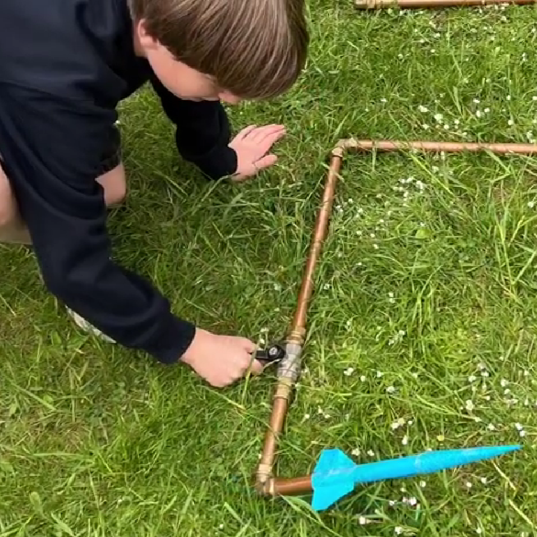 Dreng affyrer raket